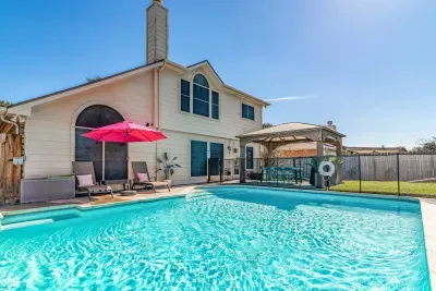Katy Pool Escape vacation rental in Katy Texas – 4 bedrooms sleeps 12